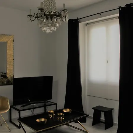 Luxury Apartment *